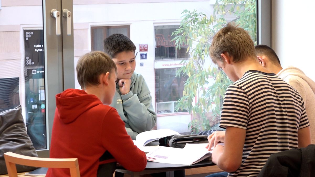 Pražští dobrovolníci zdarma doučují žáky v knihovně. Chodí i děti z Ukrajiny